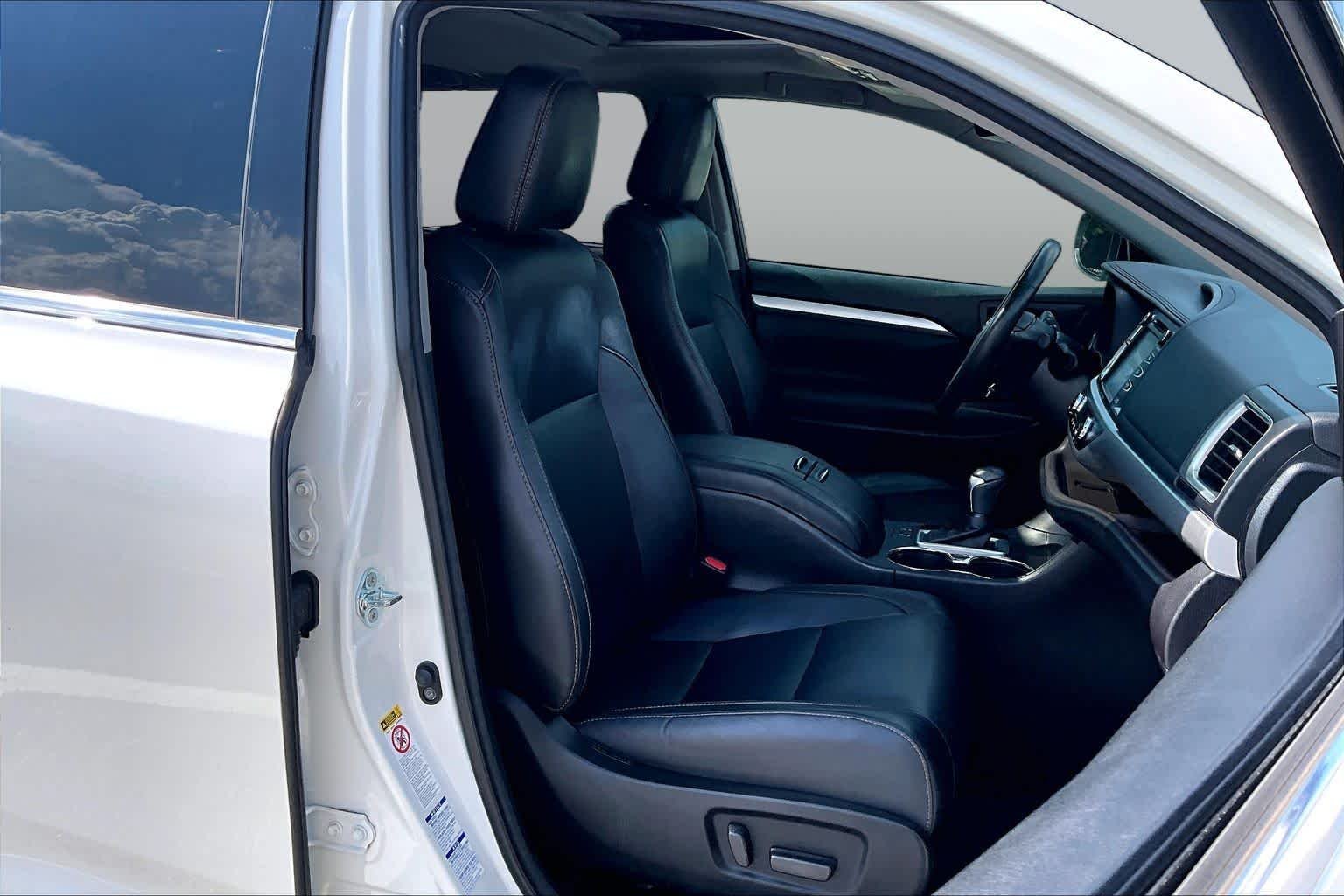 Used 2018 Blizzard Pearl Toyota XLE image 9