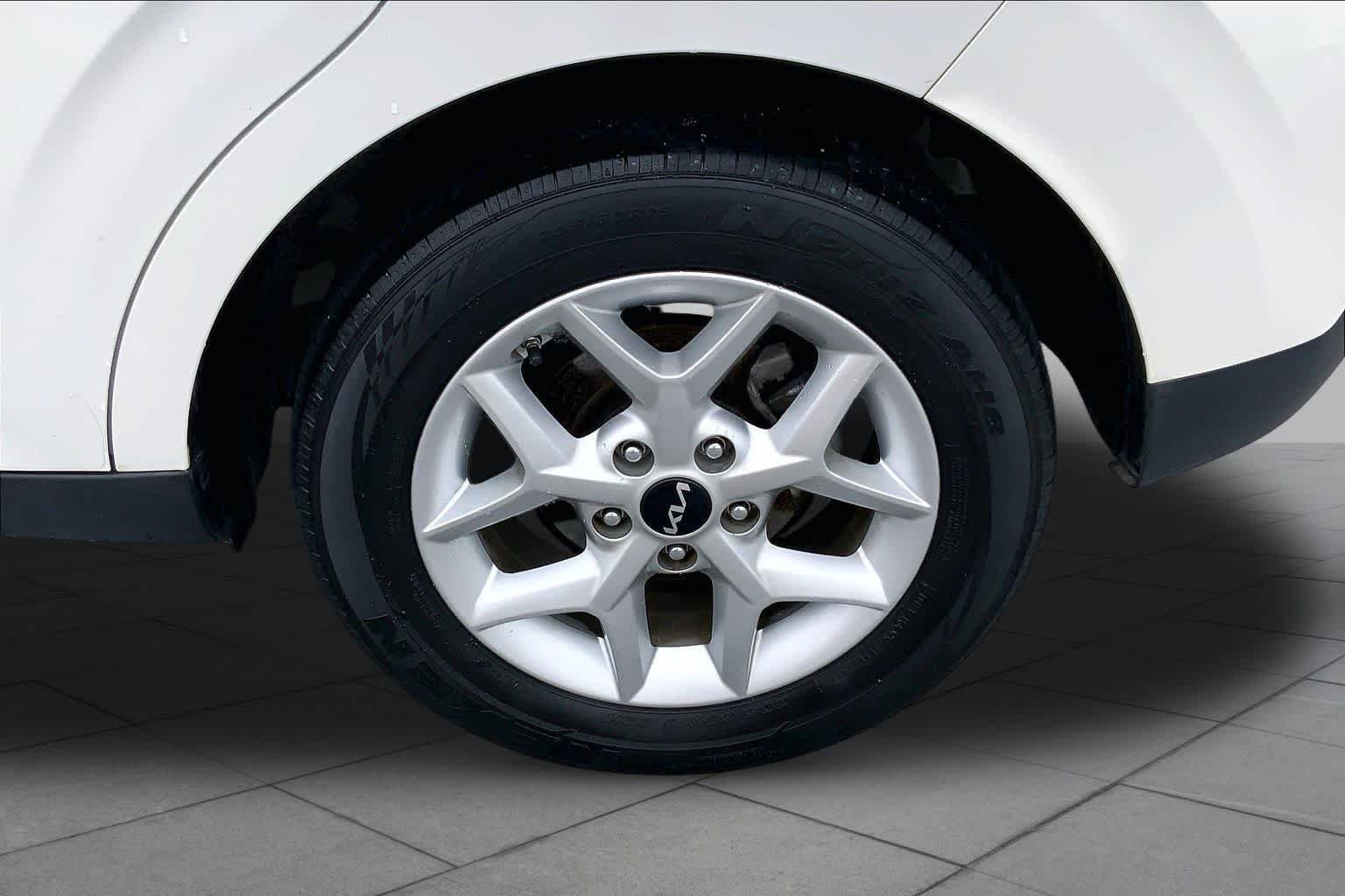 Used 2025 Snow White Pearl Kia LX image 10