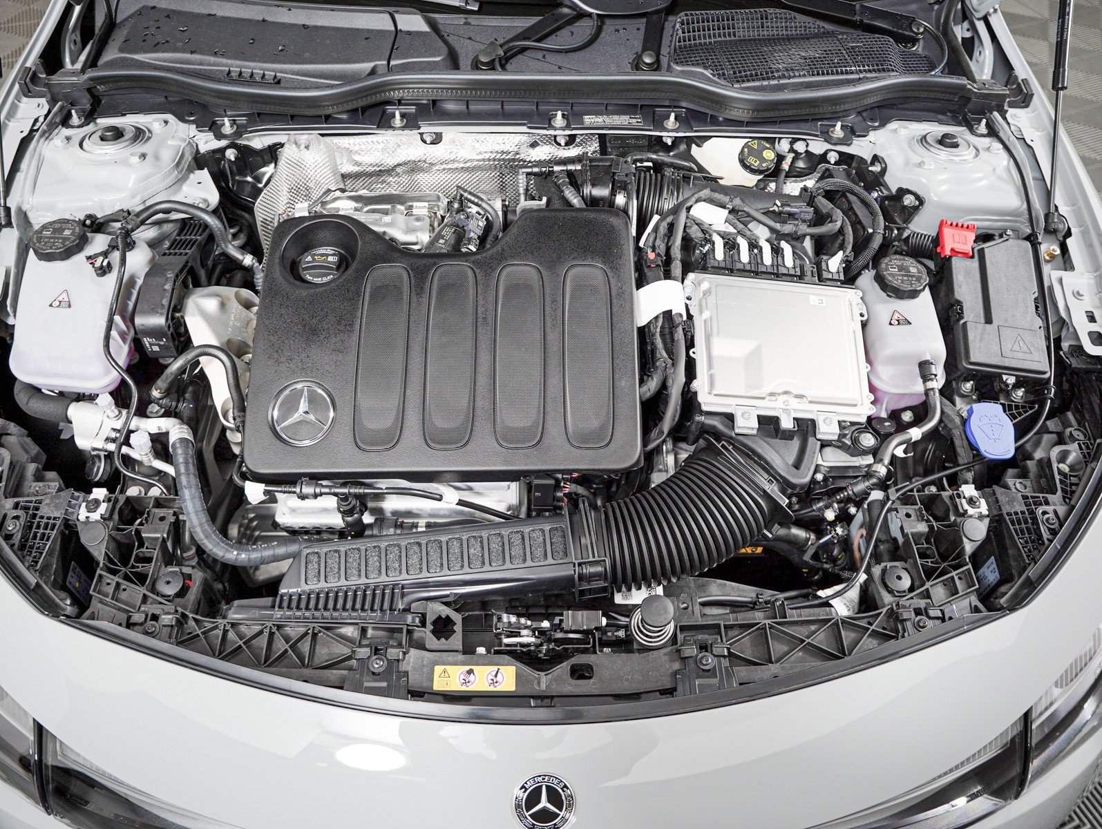 New 2027 MANUFAKTUR Alpine Grey Mercedes-Benz CLA 220 image 4