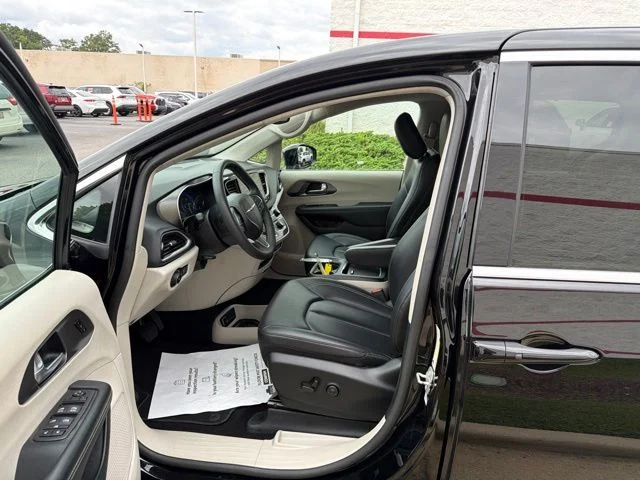 Used 2024 Black Chrysler Touring L image 26