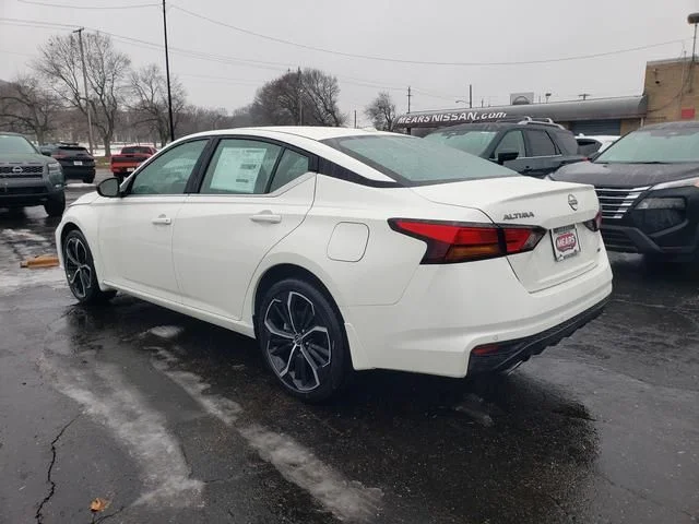 New 2025 White Nissan 2.5 SR image 4