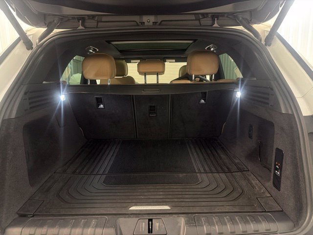 Certified Used 2024 Fuji White Land Rover SE image 27