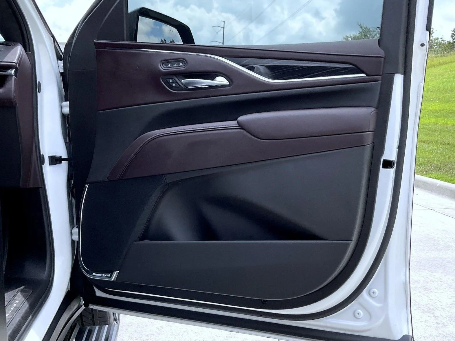 Used 2024 White Cadillac V-Series image 17