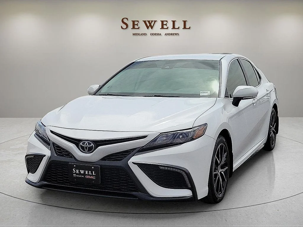 2024 Toyota Camry SE's photo