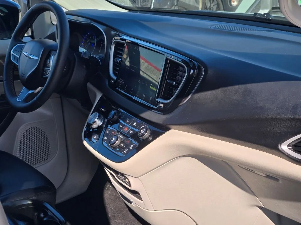 Used 2024 Silver Chrysler Touring L image 6