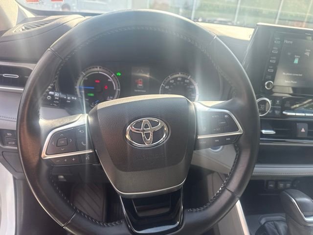 Used 2021 White Toyota LE image 18
