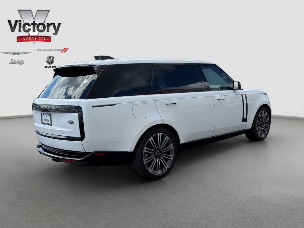 Used 2023 White Land Rover SE image 7