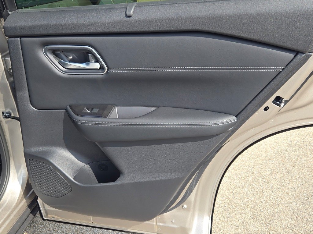 New 2026 Champagne Silver Metallic / Super Black Two-tone Nissan Platinum image 11
