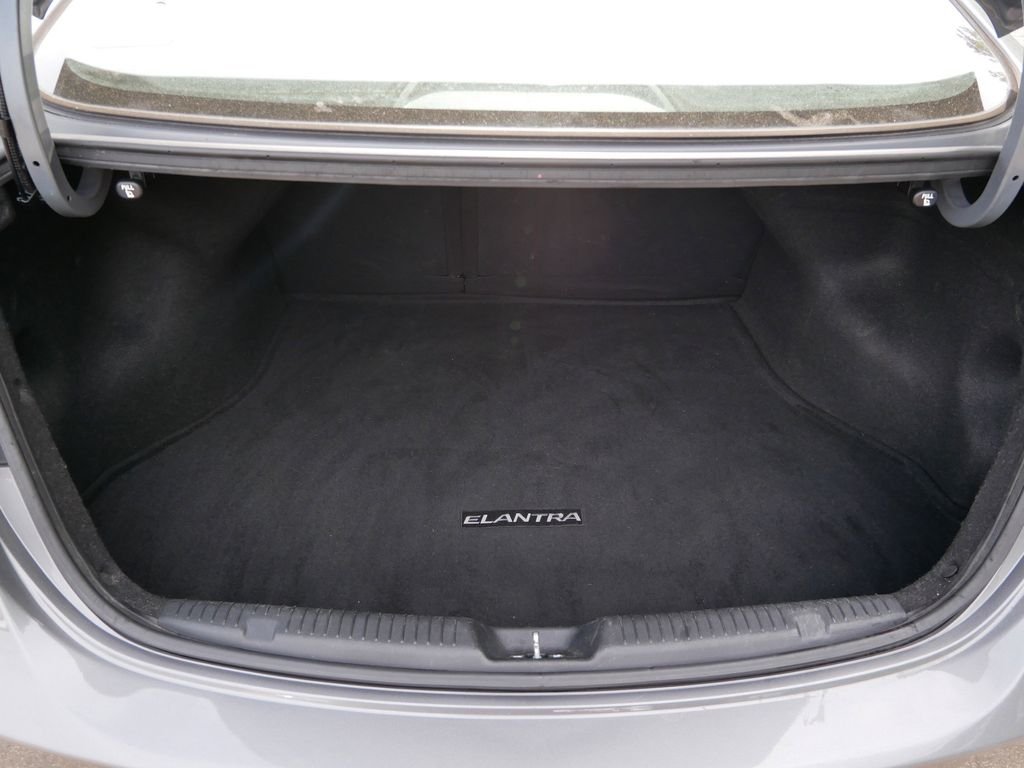 Used 2014 Gray Hyundai SE image 10