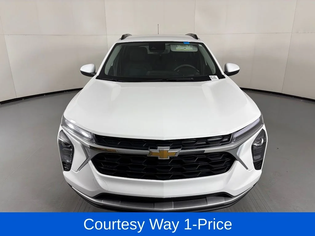 Used 2025 White Chevrolet LT image 4