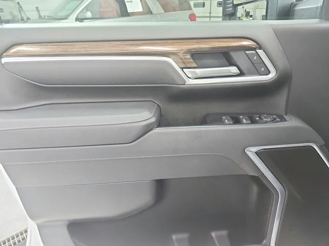 Used 2025 White Chevrolet LT image 37