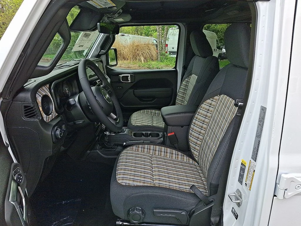 New 2026 Bright White Clear-Coat Exterior Paint Jeep 85th Anniversary Edition image 10