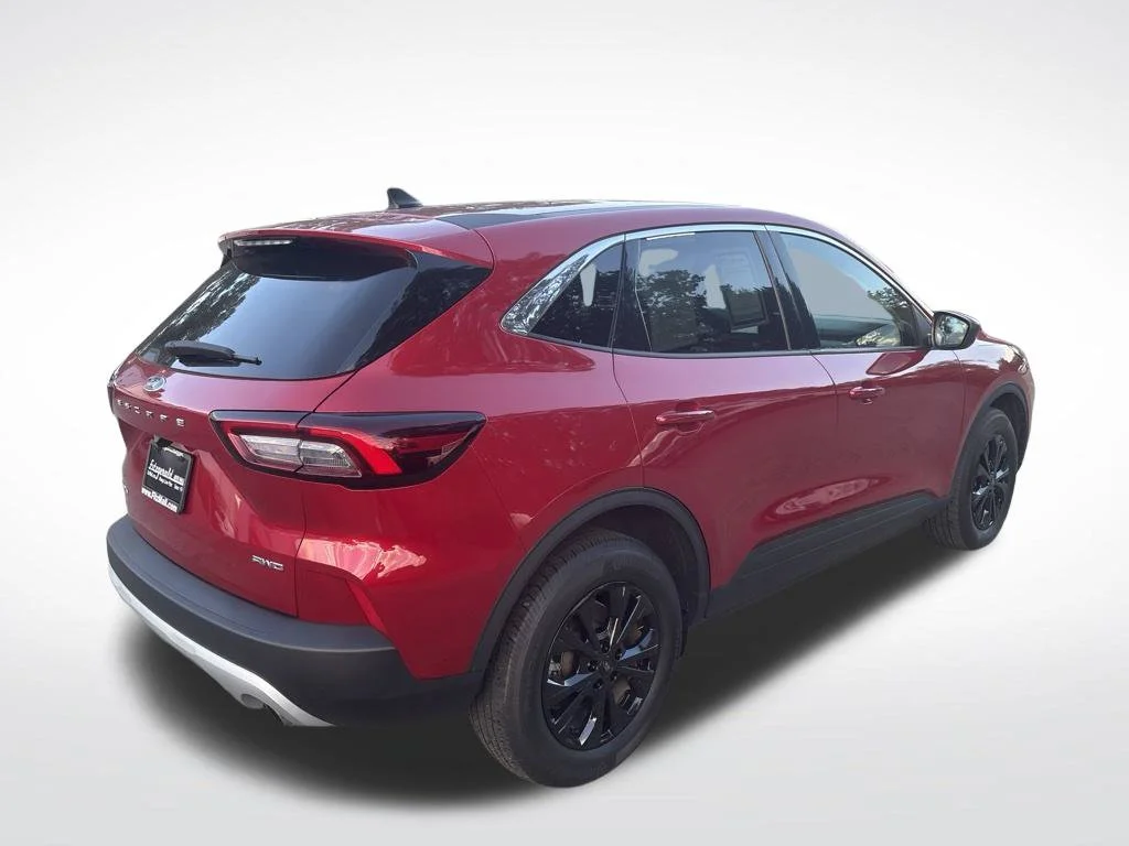 Used 2023 Red Ford Active image 4