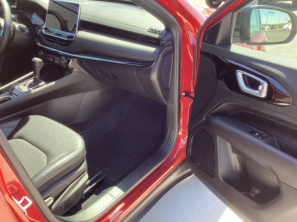 Used 2026 Red Hot Pearlcoat Jeep Latitude Altitude image 14