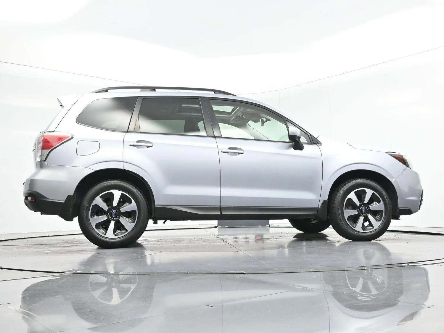Used 2018 Ice Silver Metallic Subaru Premium image 46