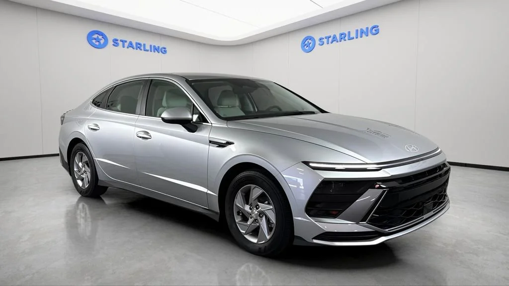Used 2025 Silver Hyundai SE image 14