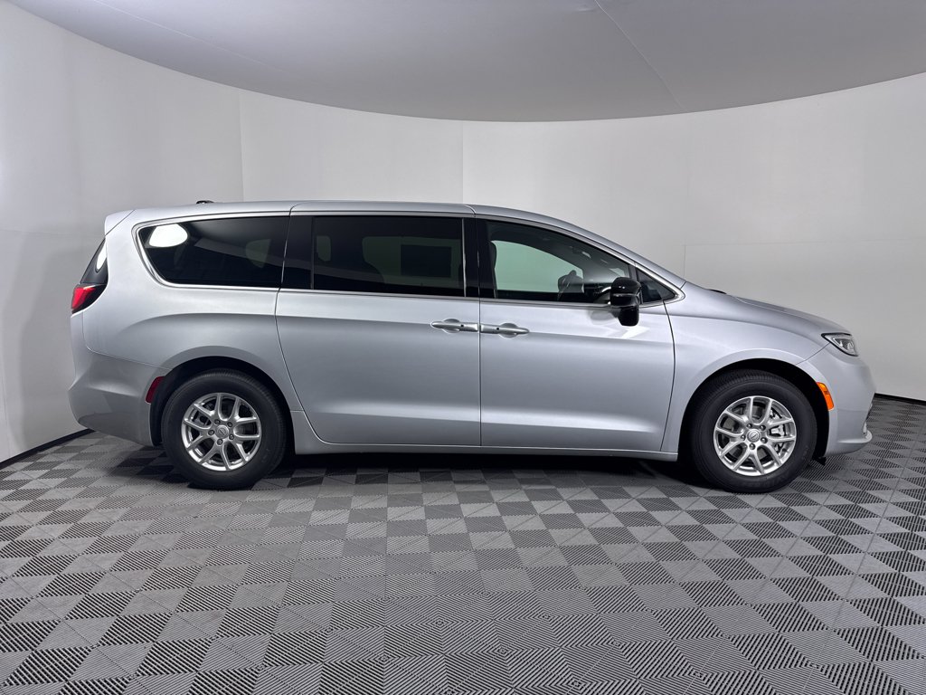 2026 Chrysler Pacifica Select - Photo 15