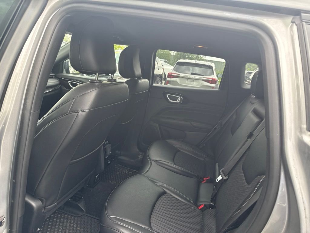 Used 2023 Silver Jeep Latitude image 10