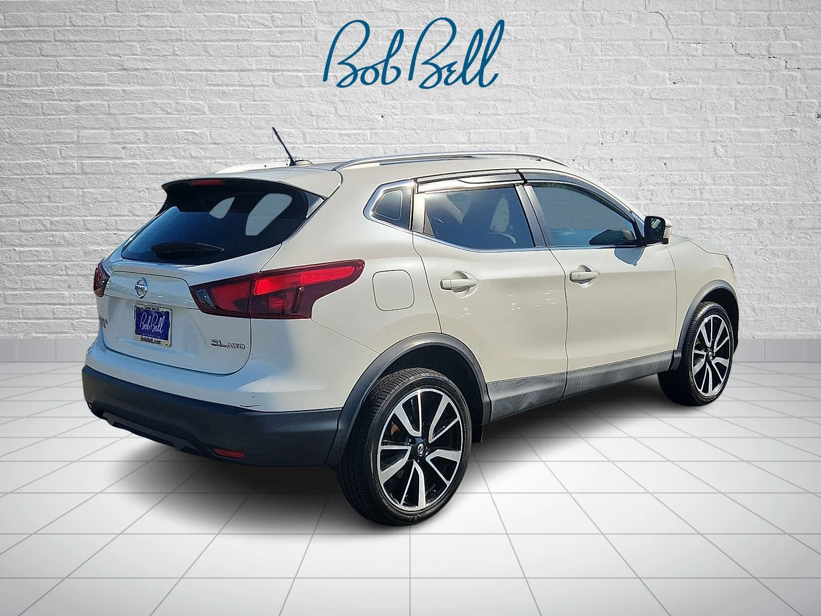 Used 2018 White Nissan SL image 6