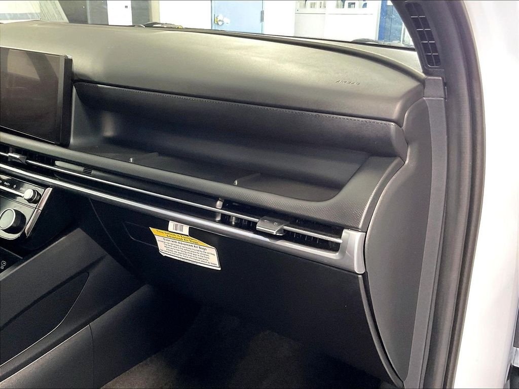 Used 2025 White Hyundai SEL image 13