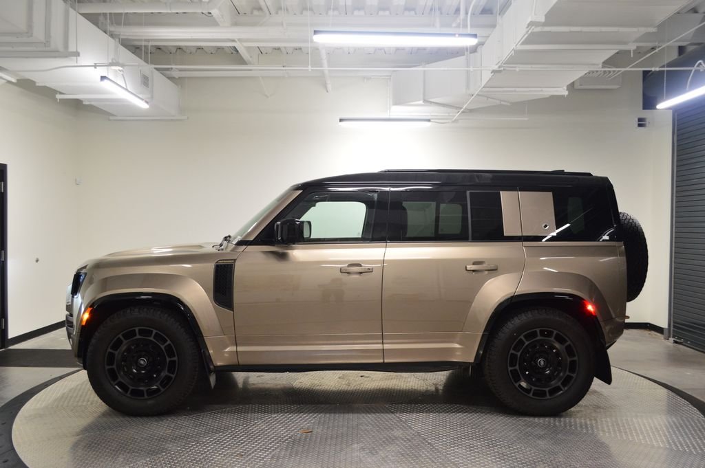 Used 2025 Gold Land Rover V8 image 2