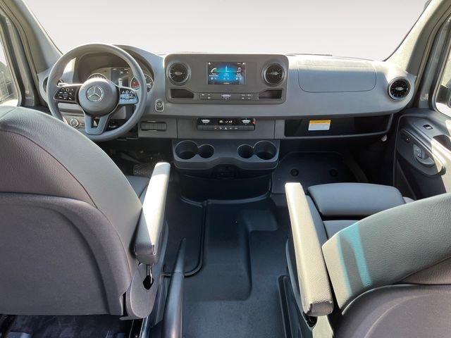 Used 2024  Mercedes-Benz Cargo 144 WB image 10