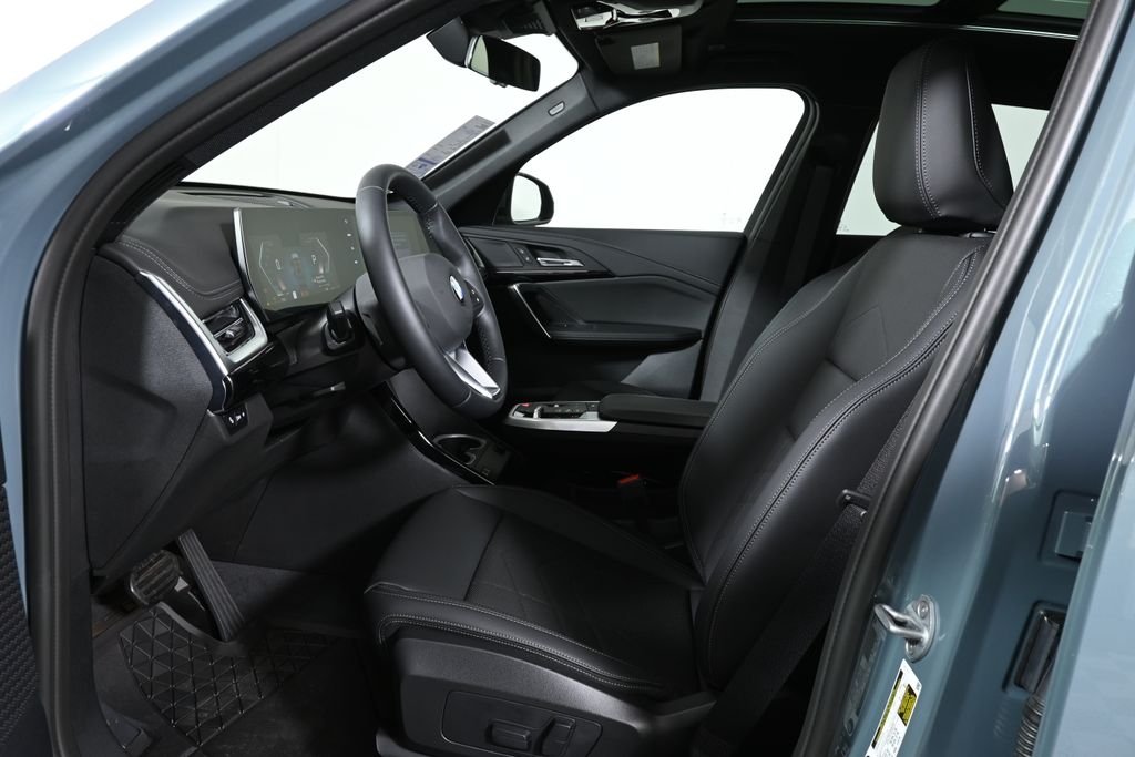 New 2026 Green Metallic BMW xDrive28i image 3