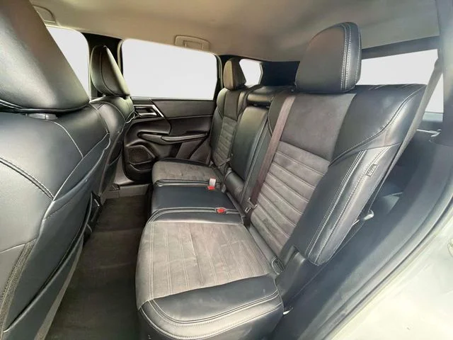 Used 2024 Silver Mitsubishi SE image 17