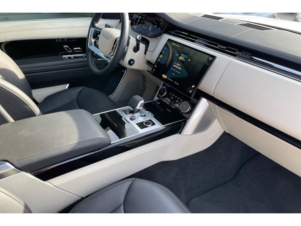 Used 2023 Fuji White Land Rover SE image 19