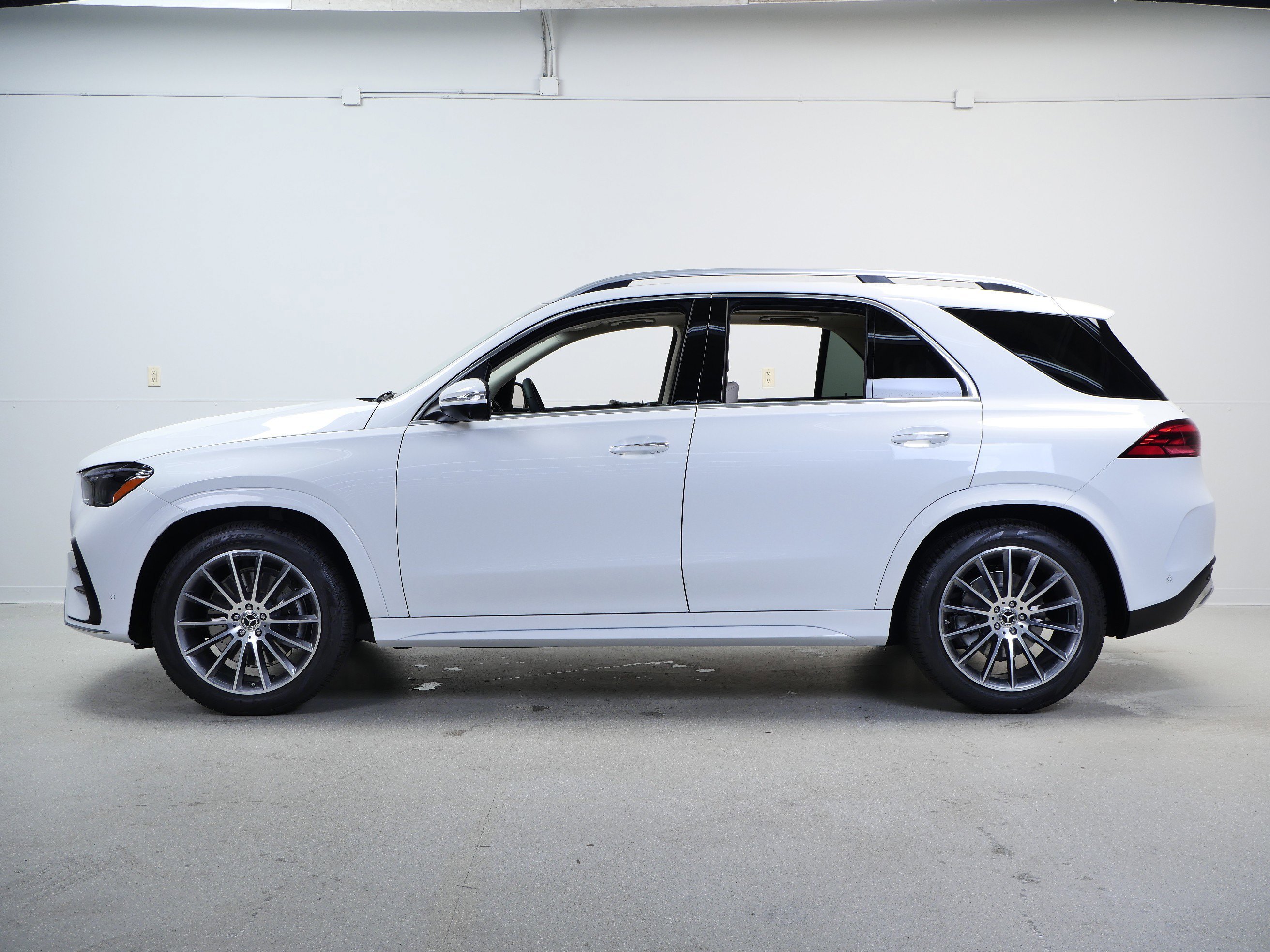 New 2026 MANUFAKTUR Moonlight White Metallic Mercedes-Benz GLE 450 image 5