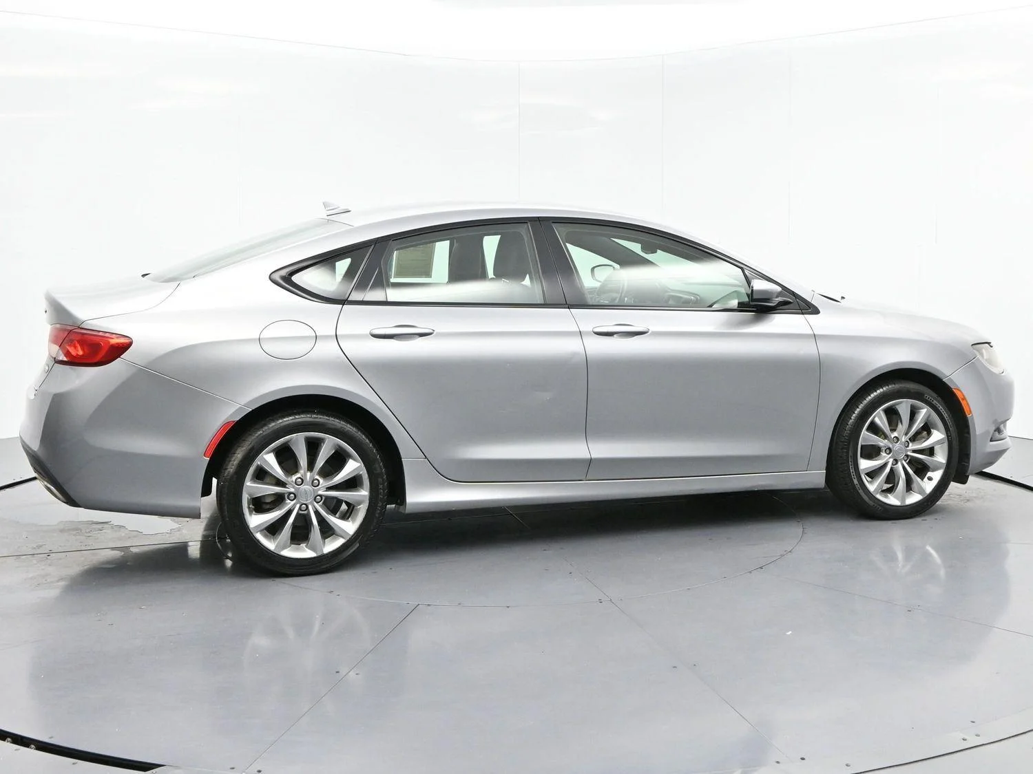 Used 2015 Billet Silver Metallic Clearcoat Chrysler S image 8