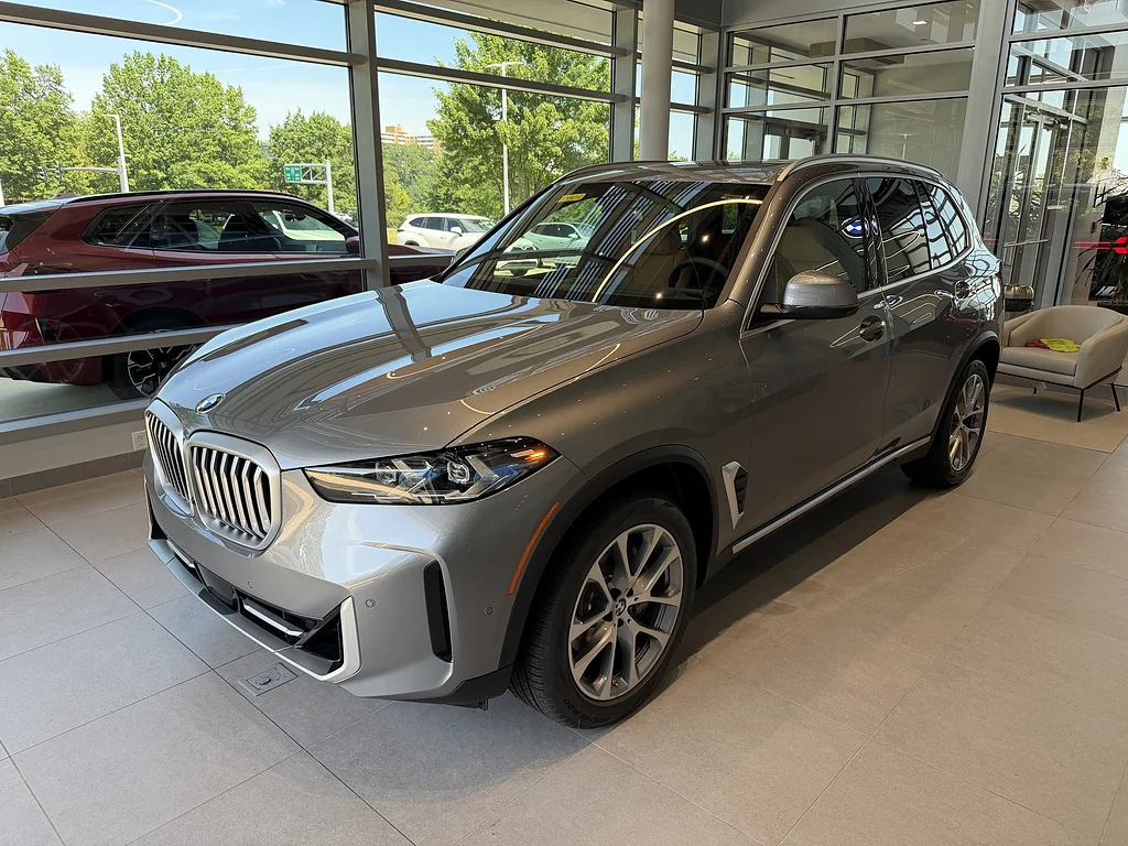 New 2026 Skyscraper Grey Metallic BMW xDrive40i image 3