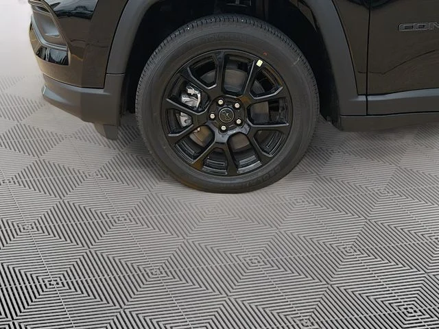 New 2026 Diamond Black Crystal Pearl-Coat Exterior Paint Jeep Latitude image 33