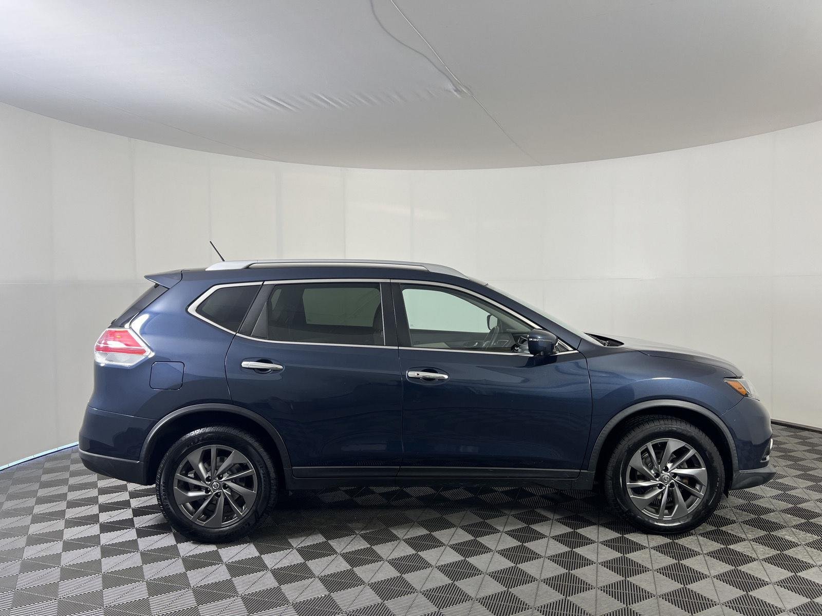 Used 2016 Arctic Blue Metallic Nissan SL image 33