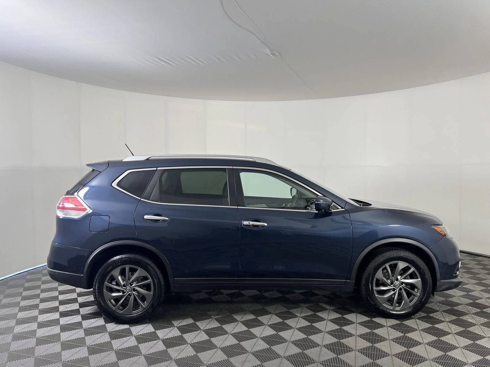 Used 2016 Arctic Blue Metallic Nissan SL image 33