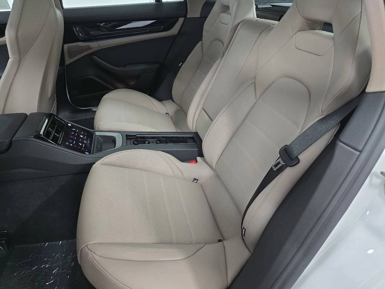 2026 Porsche Panamera 4 E-Hybrid - Photo 27