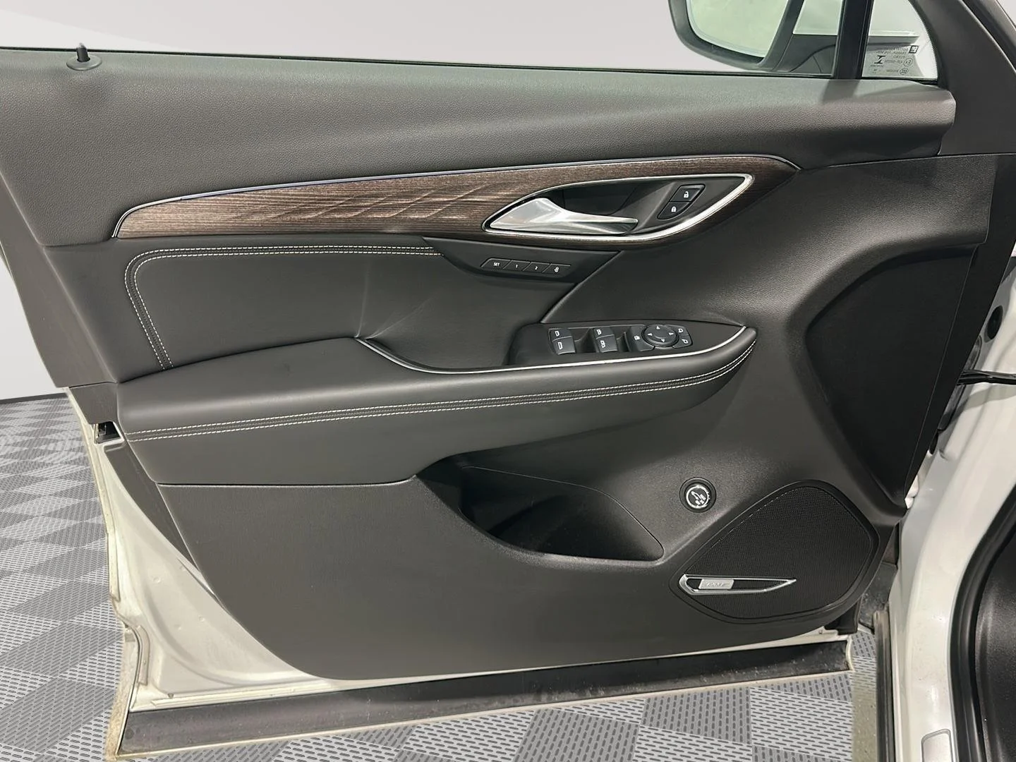 Used 2022 SUMMIT WHITE Buick Avenir image 20