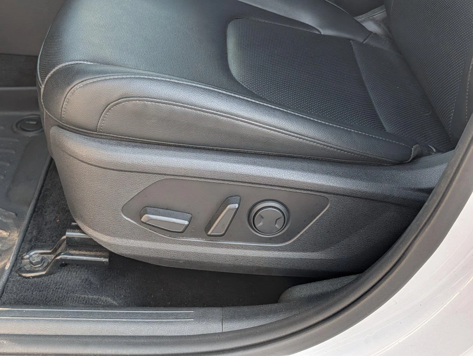 Used 2023 Glacial White Pearl Kia EX image 11