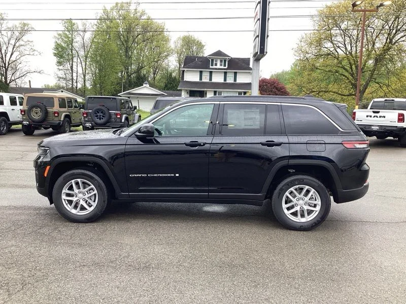 New 2026 Diamond Black Crystal Pearl-Coat Exterior Paint Jeep Laredo image 4