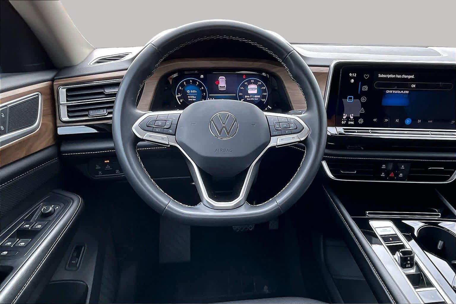 Used 2025  Volkswagen 2.0T SE w/Technology image 5