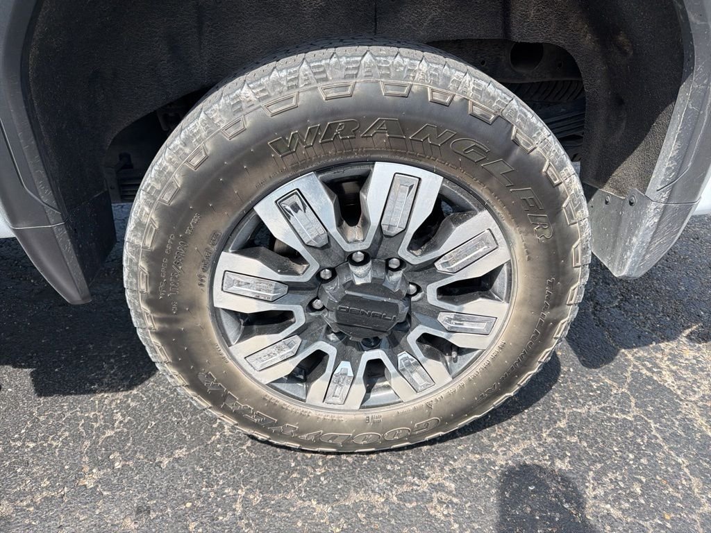 Used 2025 White GMC Denali image 12