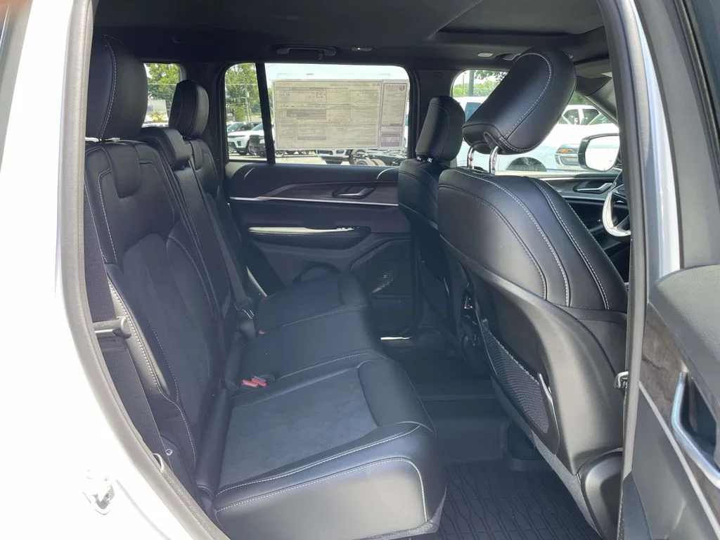 New 2026 Bright White Clear-Coat Exterior Paint Jeep Altitude image 17