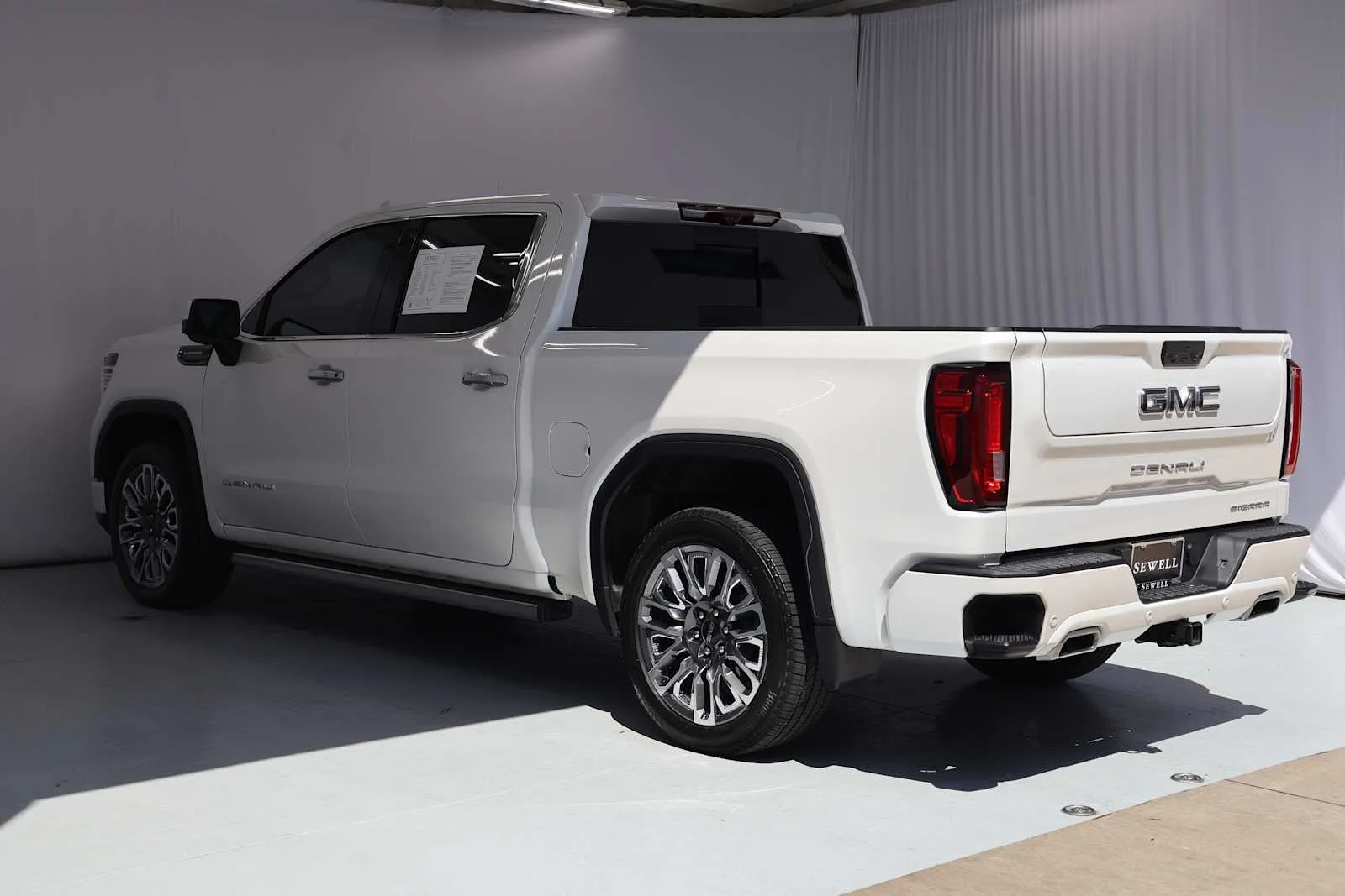 Used 2024 White Frost Tricoat GMC Denali Ultimate image 6