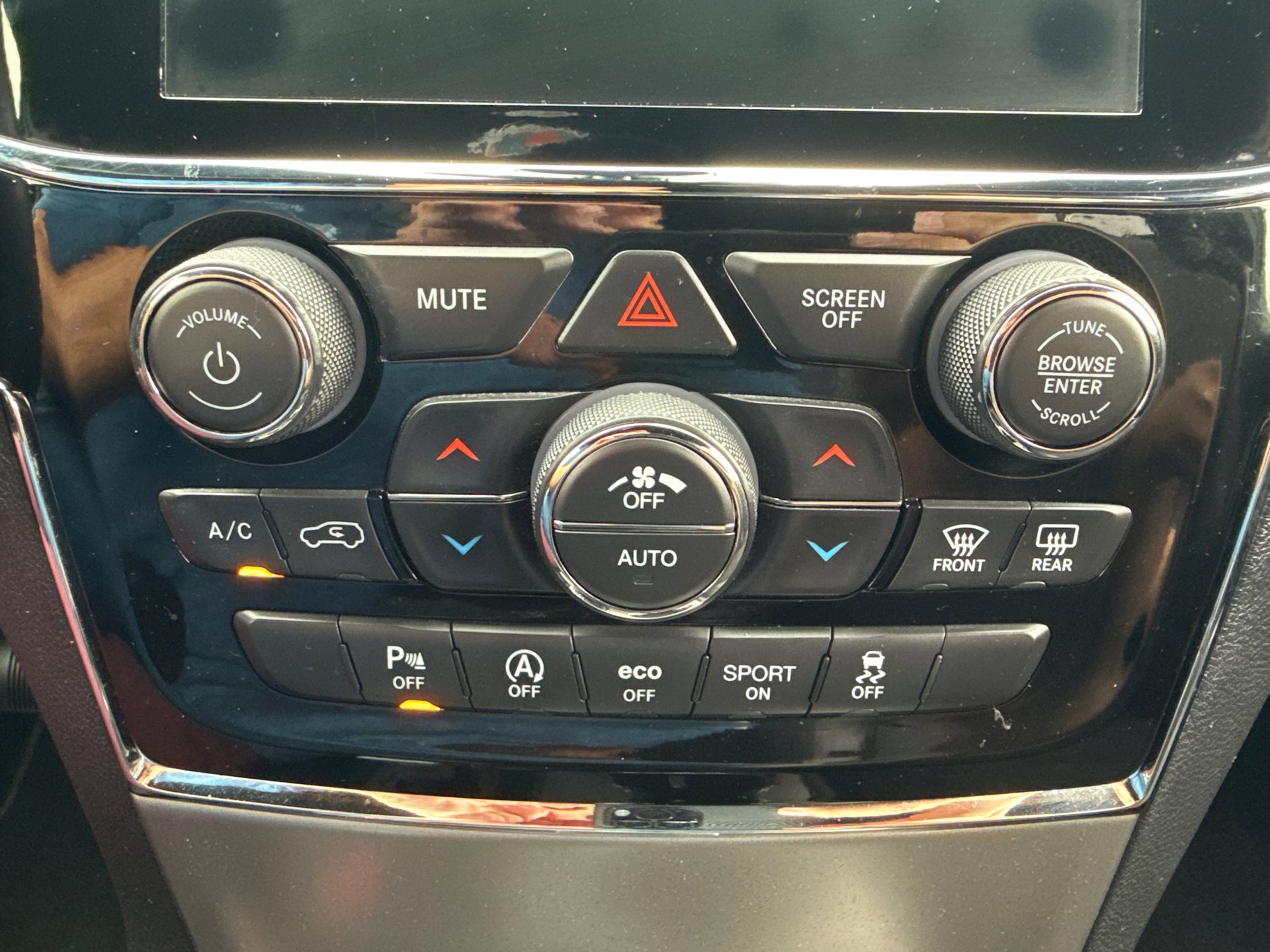 Used 2019 Granite Crystal Metallic Clearcoat Jeep Altitude image 28