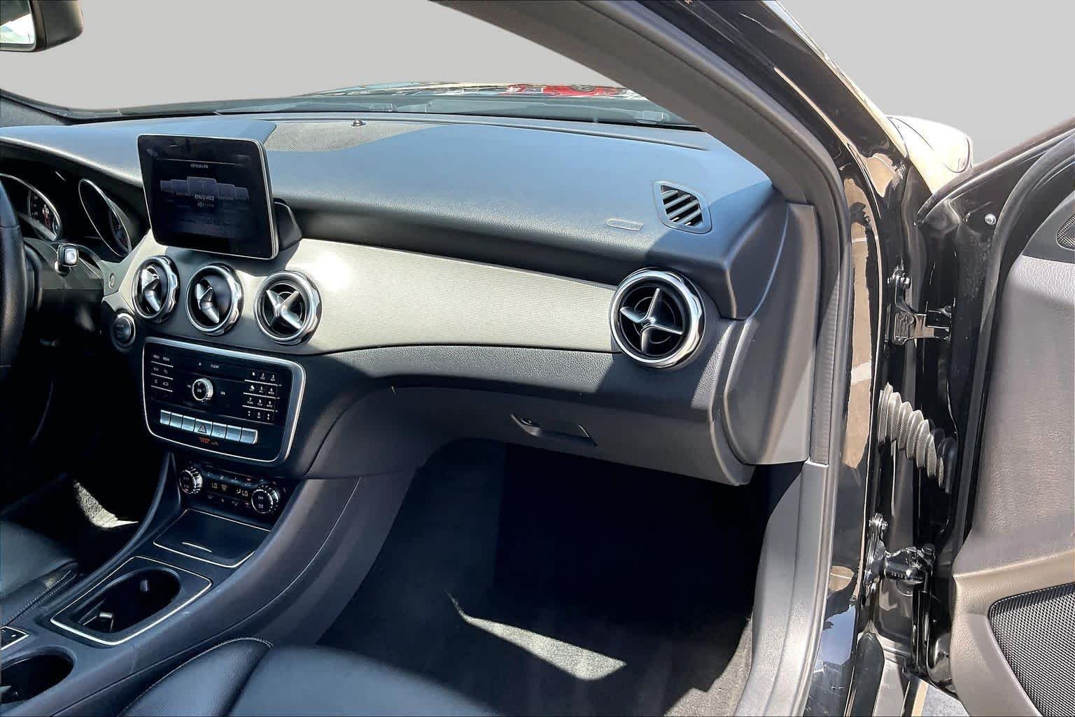 Used 2018 Night Black Mercedes-Benz GLA 250 image 18