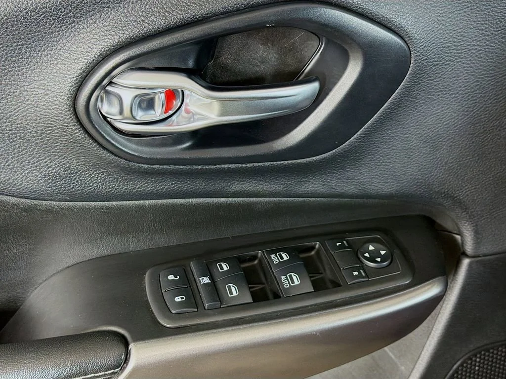 Used 2019  Jeep Latitude Plus image 17