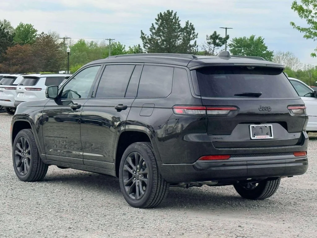 New 2026 Diamond Black Crystal Pearl-Coat Exterior Paint Jeep Limited image 9