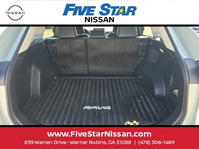 Used 2022  Toyota XLE Premium image 8