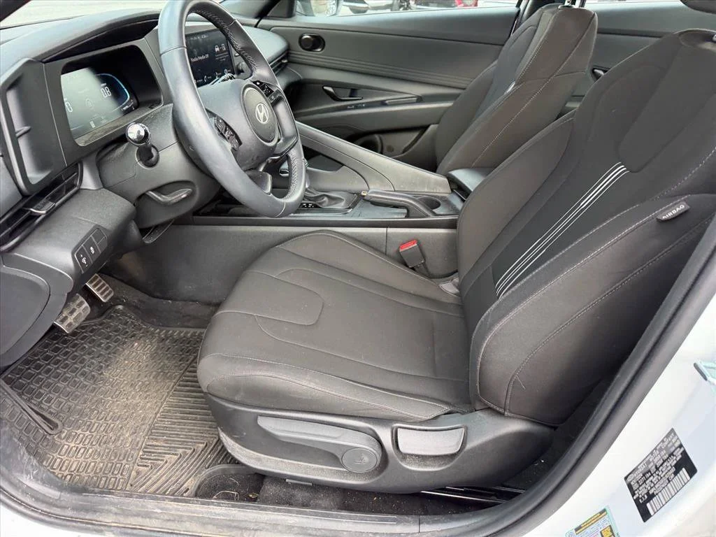 Used 2025 White Hyundai SEL Sport image 17