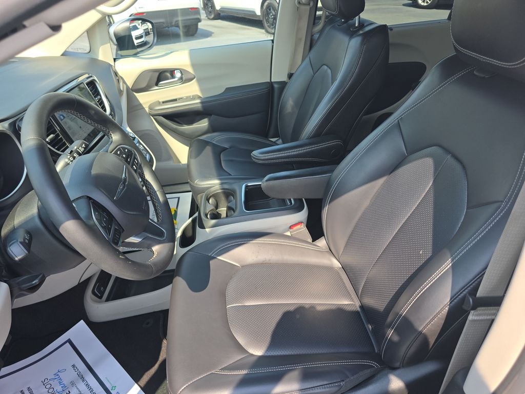Used 2023 Silver Chrysler Touring L image 13